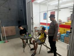 Polisi Sambangi Warga Saat Nongkrong Malam, Jalin Keakraban Lewat Patroli Humanis