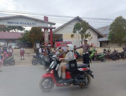 Untuk Mengurai Kemacetan Dipagi Hari, Aipda Hengki Laksanakan Kegiatan Pengaturan Arus Lalu Lintas Di Depan Persekolahan