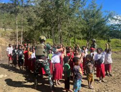 Satgas Yonif 700/WYC Didik Siswa SD Mayuberi dengan Semangat Disiplin Melalui PBB