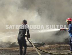 Brimob Polda Sultra Kerahkan Dua Water Cannon Padamkan Kebakaran Pabrik Ban Bekas di Konsel