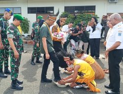 Jejak Baru di Bumi Kasuari, Pangdam XVIII/Kasuari Disambut Adat Injak Piring