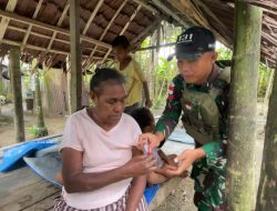 Satgas Yonif 131/Brajasakti Berikan Pelayanan Kesehatan di Kampung Pikere, Perbatasan Papua