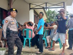 Anggota Polsek Menjalin Pam perdistribusian dan penyaluran kartu KKS Tahun 2025 di Kecamatan Menjalin