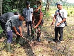 Babinsa Ngadirejo Ajak Warga Tanam Pohon Saman Untuk Lestarikan Sumber Mata Air