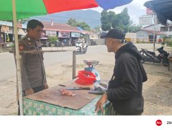 Antisipasi Kejahatan, Polsek Sengah Temila Gelar Patroli Siang Sapa Warga