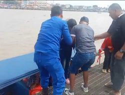 Layani Masyarakat Pesisir Sungai Musi, Ambulance Apung Polairud Polda Sumsel Antar Dua Bocah ke Rumah Sakit di Palembang
