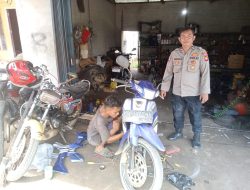 Suasana Akrab, Polisi Ngobrol Santai Bersama Pemuda di Bengkel