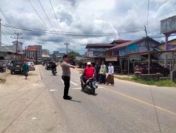 Personil Polsek Ngabang Laksanakan Pengaturan dan Pengamanan Di Depan Masjid Baiturrahman