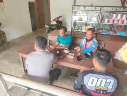 Jalin Silaturahmi, Polsek Air Besar Sambangi Toko dan Warga Disaat Duduk di Warung