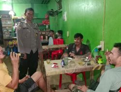 Bercengkrama Sekaligus Berdialog Bersama Masyarakat Personil Polsubsektor Jelimpo Menyampaikan Pesan Kamtibmas