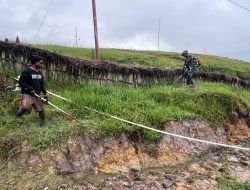 Satgas Yonif 700/Wyc Pos Kout Koper Menyatu dengan Rakyat, Karya Bhakti Warnai Pasar dan Bahu Jalan Gome