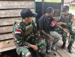 Satgas Yonif 131/Brajasakti Gelar Pelayanan Kesehatan di Kampung Ampas