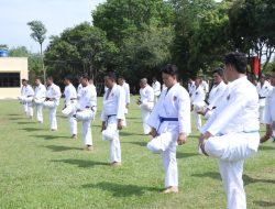 100 Personel Polres Banyuasin Ikuti Ujian Beladiri Polri untuk kenaikan pangkat   Humas Polres Banyuasin Polda Sumsel   Banyuasin – Sebanyak 100 personel Polres Banyuasin mengikuti Ujian Kemahiran Beladiri Polri dalam rangka memenuhi persyaratan Usulan Kenaikan Pangkat (UKP) periode 1 Januari 2026. Ujian yang berlangsung lancar dan kondusif ini dilaksanakan di Halaman Apel Mapolres Banyuasin, pada Senin (15/9/2025).  Kegiatan ini dilaksanakan berdasarkan Surat Telegram Kapolda Sumsel Nomor: ST/640/VIII/BIN.2.4./2025 dan Surat Perintah Kapolres Banyuasin Nomor: Sprin/902/IX/BIN.2.4./2025. Pelaksanaan ujian dipantau langsung oleh Tim Penguji dari Polda Sumatera Selatan yang dipimpin oleh Kompol M. Sabur, S.Ag., Kasubbagrohjashor Ro SDM Polda Sumsel.  Adapun komposisi peserta ujian meliputi 100 personel dari berbagai pangkat, mulai dari Briptu yang mengajukan kenaikan ke Brigadir hingga AKP yang mengajukan kenaikan pangkat ke Kompol.  Materi Ujian Komprehensif Ujian beladiri ini dirancang untuk menguji kesiapan fisik dan teknik personel dalam menghadapi berbagai situasi lapangan, Materi ujian terbagi menjadi tiga bagian utama. Teknik Dasar Beladiri Polri: Meliputi jatuhan, roll, pukulan, tendangan, tangkisan, dan dasar membawa tahanan. Teknik Beladiri Tanpa Alat: Fokus pada aplikasi defensif seperti melepas pegangan, cekikan, sekapan, serta menghindari serangan tangan kosong, tendangan, hingga senjata seperti tongkat, pisau, pistol, dan celurit. Teknik Beladiri dengan Alat: Menguji kemampuan personel dalam menggunakan peralatan standar seperti tongkat polisi, borgol, dan kopelrim untuk menetralisir berbagai bentuk serangan.  kegiatan ini seluruh rangkaian ujian berjalan dengan lancar dan kondusif, Keberhasilan dalam ujian ini merupakan syarat wajib bagi personel yang mengajukan kenaikan pangkat, guna memastikan setiap anggota memiliki kemampuan beladiri yang mumpuni dalam menjalankan tugas-tugas kepolisian.
