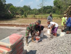 Babinsa Nogosari Turun Tangan Angkat Pasir, Warga Semangat Cor Jalan Desa Glonggong