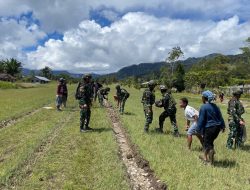 Karya Bhakti Satgas Yonif 521/DY Bersama Warga Timbun Lintasan Pesawat dengan Batu di Distrik Apalapsili