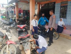Polsek Mandor Gelar Patroli Siang, Ingatkan Warga dan Pelajar Taat Aturan Lalu Lintas