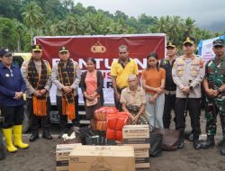 Bantuan Kemanusiaan Polri Tiba di Mauponggo, Disambut Antusias Warga dan Bupati