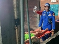 Respon Cepat, Ambulance Apung Polairud Polda Sumsel Larikan Pasien Sakit Pinggang
