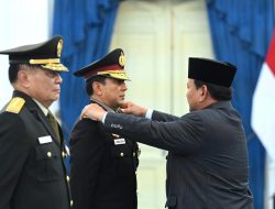 Presiden Prabowo Subianto Menganugerahkan Pangkat Istimewa kepada Masing-masing Satu Purnawirawan TNI dan Polri
