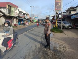 Personil Polsek Ngabang Mengatur Arus Lalu Lintas di Persimpangan Agar Situasi Aman Kondusif