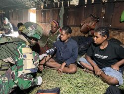 Peduli Kesehatan, Satgas Yonif 521/DY Berikan Pelayanan Kesehatan di Kampung Bolakme