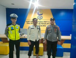 Patroli Malam Polsek Ngabang Ingatkan Kepada Para Pedagang UMKM Untuk Lebih Teliti Dalam Hal Peredaran Uang Palsu