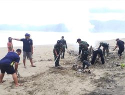 Jelang HUT TNI ke-80, TNI-Polri dan Warga Gelar Aksi Bersih Pantai Blado Trenggalek