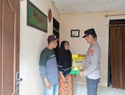 Jumat Berkah, Kapolsek Namlea Salurkan Bantuan Beras Kepada Para Janda