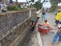 Babinsa Selo dan Warga Desa Jrakah Kompak Gelar Kerja Bakti, Wujudkan Jalan Desa Bersih dan Aman
