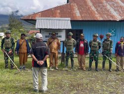 Satgas Yonif 700/WYC dan Aparat Distrik Gome Bergotong Royong Bersihkan Kantor Distrik