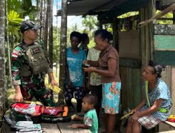 Satgas Yonif 131/Brajasakti Berikan Pelayanan Kesehatan Door to Door di Kampung Wembi
