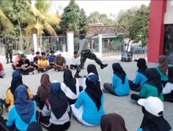 Babinsa Ajari Gerakan Baris Berbaris Siswa SMKN I Gesi