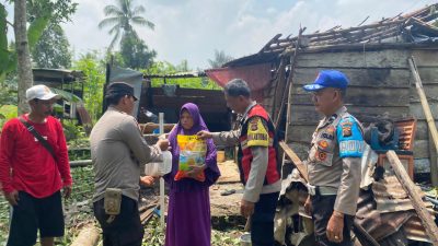 Polres Banyuasin Turun Tangan beri bantuan sembako dan Bantu Perbaiki Rumah Korban di Talang Kelapa