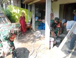 Babinsa Sigap Bantu Perbaiki Rumah Warga Penerima Bantuan Bedah Rumah