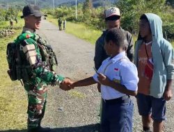 TNI Gotong Royong Bersihkan Jalan di Kampung Yappimakot, Wujud Nyata Kepedulian di Perbatasan