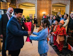 Puluhan Diaspora Indonesia yang Datang dari Berbagai Kota Rela Menempuh Perjalanan Berjam-jam Demi Menyambut Langsung Kunjungan Perdana Presiden Prabowo