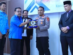 Kapolres Bener Meriah Terima Penghargaan pada Saat Menghadiri Acara Pengukuhan PWI dan IKWI