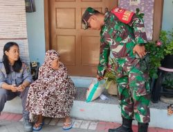Babinsa Kratonan Dampingi Pemberian Bantuan Beras Kepada Warga Gangguan Jiwa di Wilayahnya