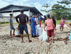 Polairud Polda Maluku Bersama Masyarakat Pesisir Bersihkan Pantai di Kepulauan Aru