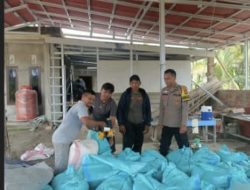 Bhabinkamtibmas Polsek Muara Padang Dampingi Poktan Dalam Proses Pengepakan Hasil Panen Jagung