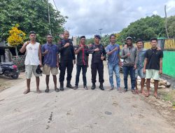 Brimob Maluku Bersama Pemuda Bula Bersihkan Lingkungan TPU Islam