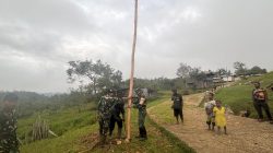 Pos Serambakon Yonif 751/VJS Terangi Kampung Wanbakon dengan Lampu Tenaga Surya