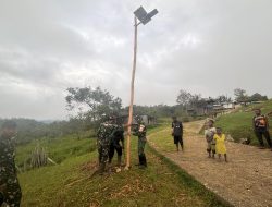 Pos Serambakon Yonif 751/VJS Terangi Kampung Wanbakon dengan Lampu Tenaga Surya