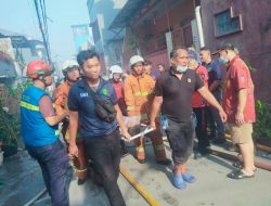 Aksi Cepat Sidokkes Polres Metro Jakarta Barat Evakuasi Relawan Muda Yang Pingsan Saat Bantu Padamkan Kebakaran Di Mangga Besar
