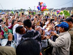 Senyum Bahagia Terpancar Dari Wajah Masyarakat saat Menerima Kunci Rumah Pada Acara Akad Massal 26 Ribu Rumah Subsidi Fasilitas Likuiditas Pembiayaan Perumahan