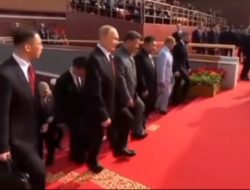 Langkah Presiden Prabowo Terhenti Menyalami Tamu Undangan Saat Berjalan Bersama Kepala Negara untuk Menghadiri Parade Militer d Beijing China Rabu 3 September 2025