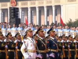 Presiden RI Prabowo Subianto Pasang Sikap Hormat saat Bendera China Dikibarkan dalam Rangka Menghadiri Parade Militer Terbesar Pada Peringatn 80 Tahun Kemenangan di Beijing Cina Rabu 3 September 2025
