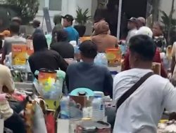 Wapres Gibran Rakabuming Melalui Sekretariat Wakil Presiden Menyerahkan Paket Kebutuhan Untuk ratusan Pedagang Kopi Keliling