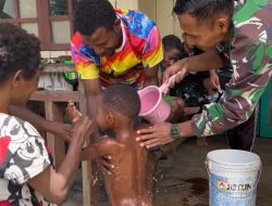 TNI Ajarkan Hidup Bersih & Rawat Anak Cacar di Kampung Beringin, Bukti Kepedulian hingga Pintu Rumah