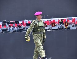 Danpasmar 1 Pimpin Langkah Defile Kontingen TNI AL Pada Geladi Upacara HUT Ke 80 TNI